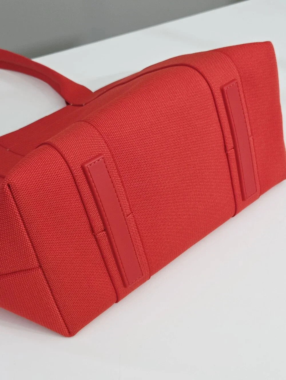 RARE NWT ROTHY'S ESSENTIAL TOTE BAG - BRIGHT POPPY RED - WITH MAGNETS